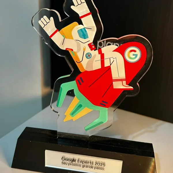 Troféu Google Experts 2025 com a inscrição “seu próximo grande passo”