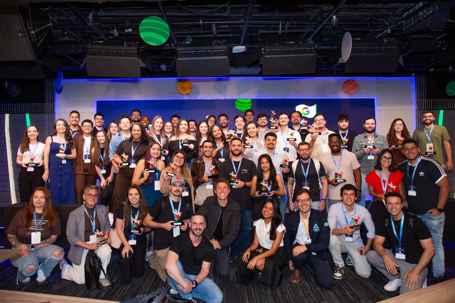 Turma do programa Google Experts reunida no palco, cada participante com o troféu