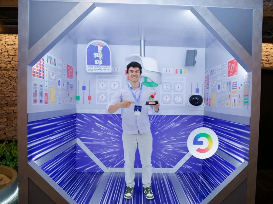 Thalles Cruz, fundador da Rise Digital, com o troféu do Google Experts 2025