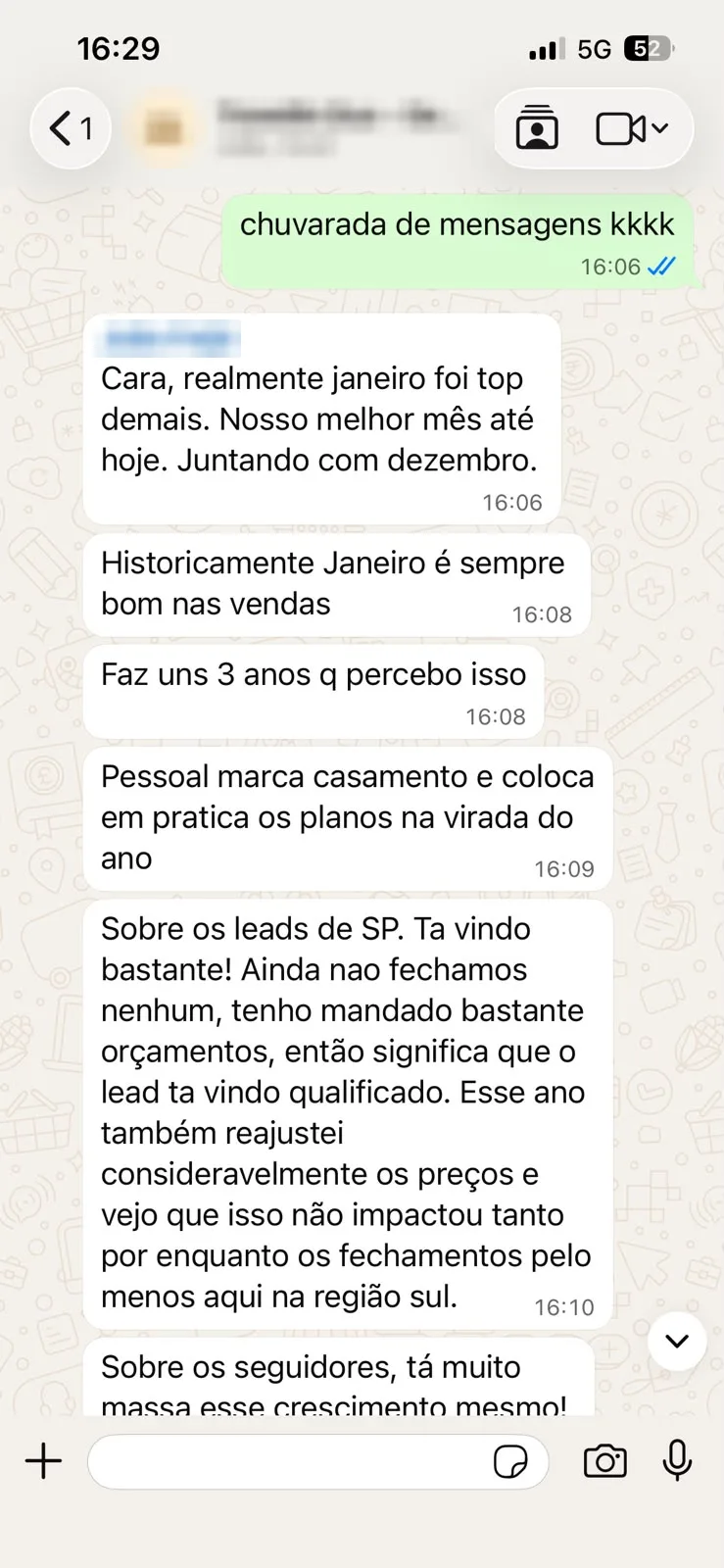 Conversa de WhatsApp com cliente comemorando o melhor mês da empresa